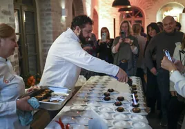 José Manuel López, preparando el entrante de erizo en Frankfurt.