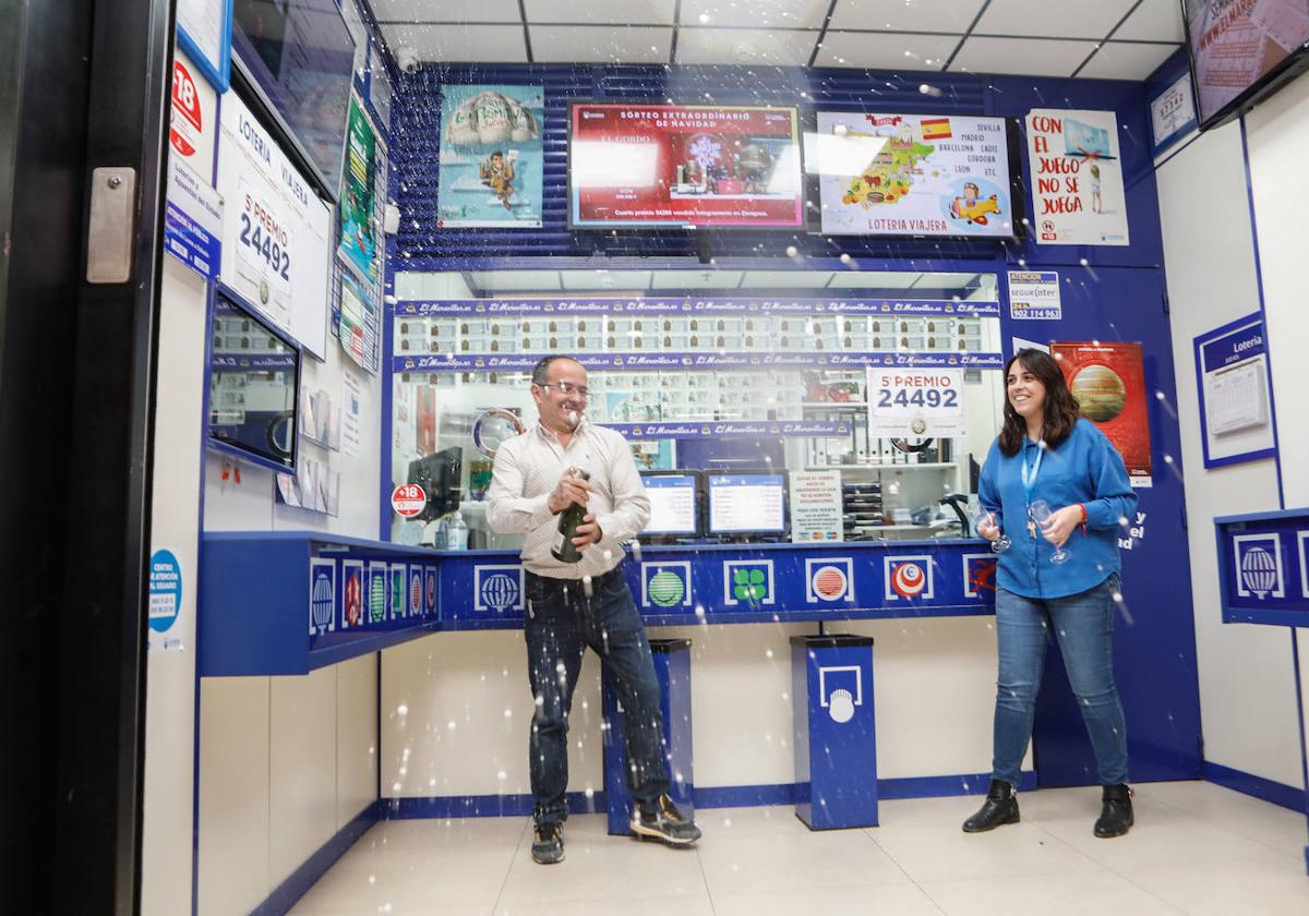 Una pareja celebra uno de los premios de la Lotería de Navidad, en una imagen de archivo.