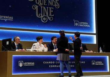 ¿Quiénes son las personas que forman parte de la mesa presidencial durante el Sorteo de Navidad?