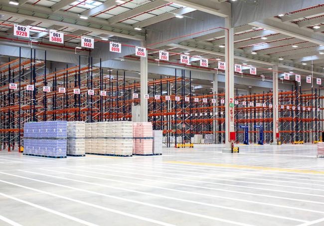 Interior de la plataforma logística de Aldi en Sagunto.