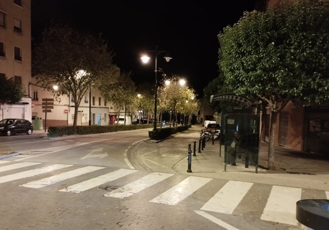 Una de las calles del barrio de San Rafael sin iluminación navideña.