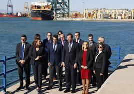 El ministro Óscar Puente, la alcaldesa María José Catalá, la delegada del Gobierno, Pilar Bernabé, y otras autoridades, en el puerto de Valencia.