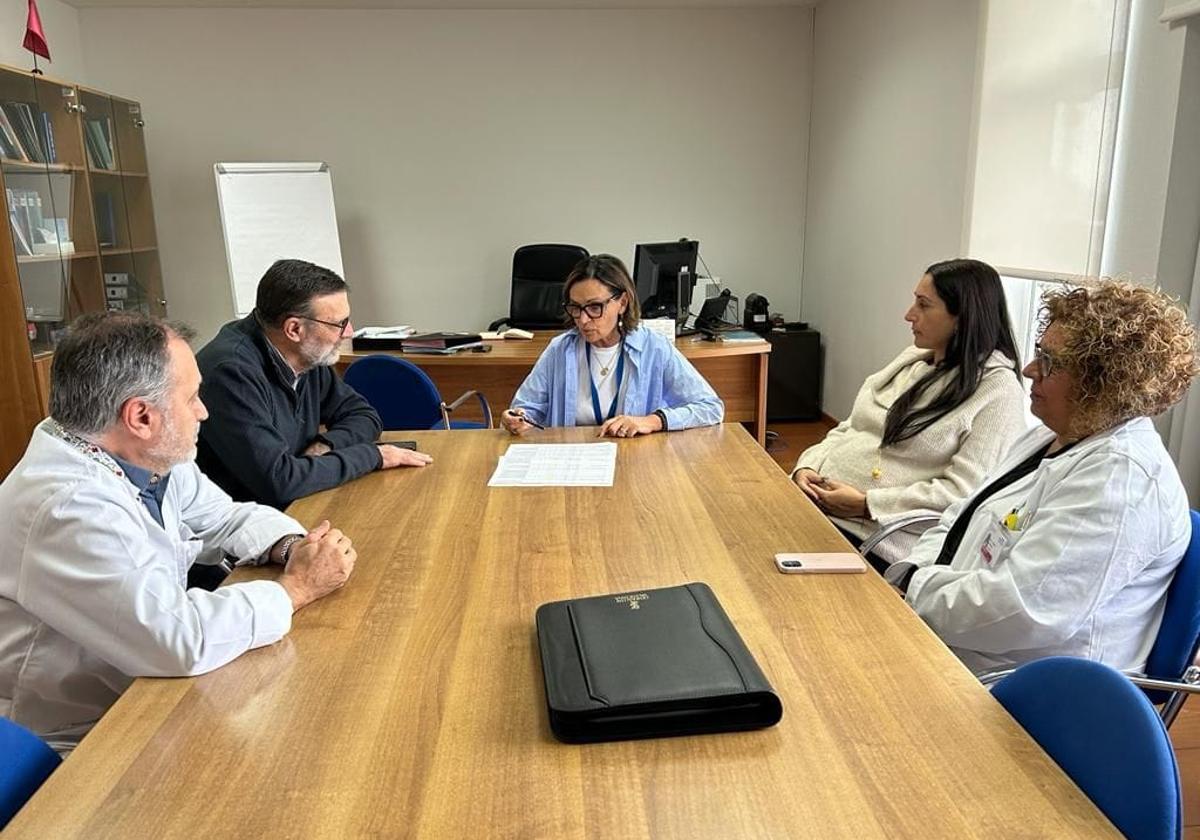 Reunión enre la gerente y miembros del PP de l'Alcúdia.