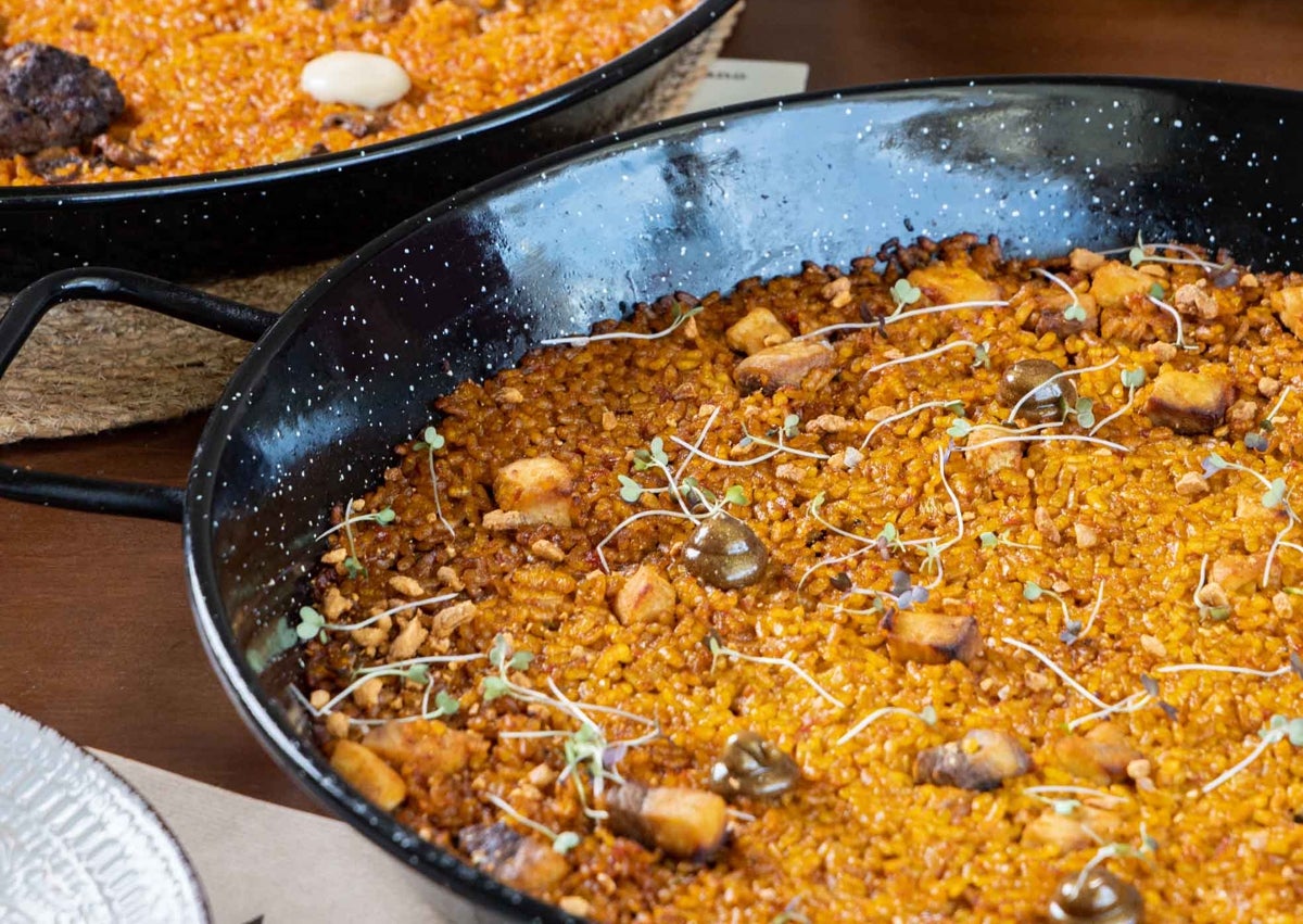 Imagen secundaria 1 - Los bocadillos clásicos de un templo del almuerzo se convierten en paella