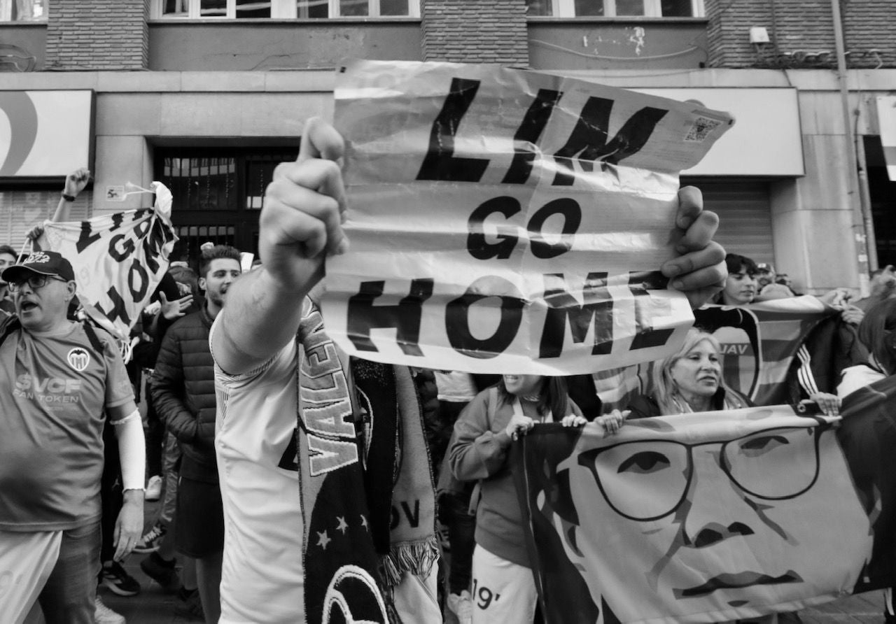 Una de las protestas contra Lim en los aledaños de Mestalla.