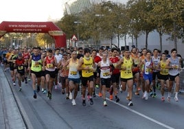 Participantes sobre el asfalto segundos después de empezar el Pas Ras de 2022.