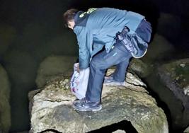 Guardia Civil devolviendo las ostras a la Albufera.