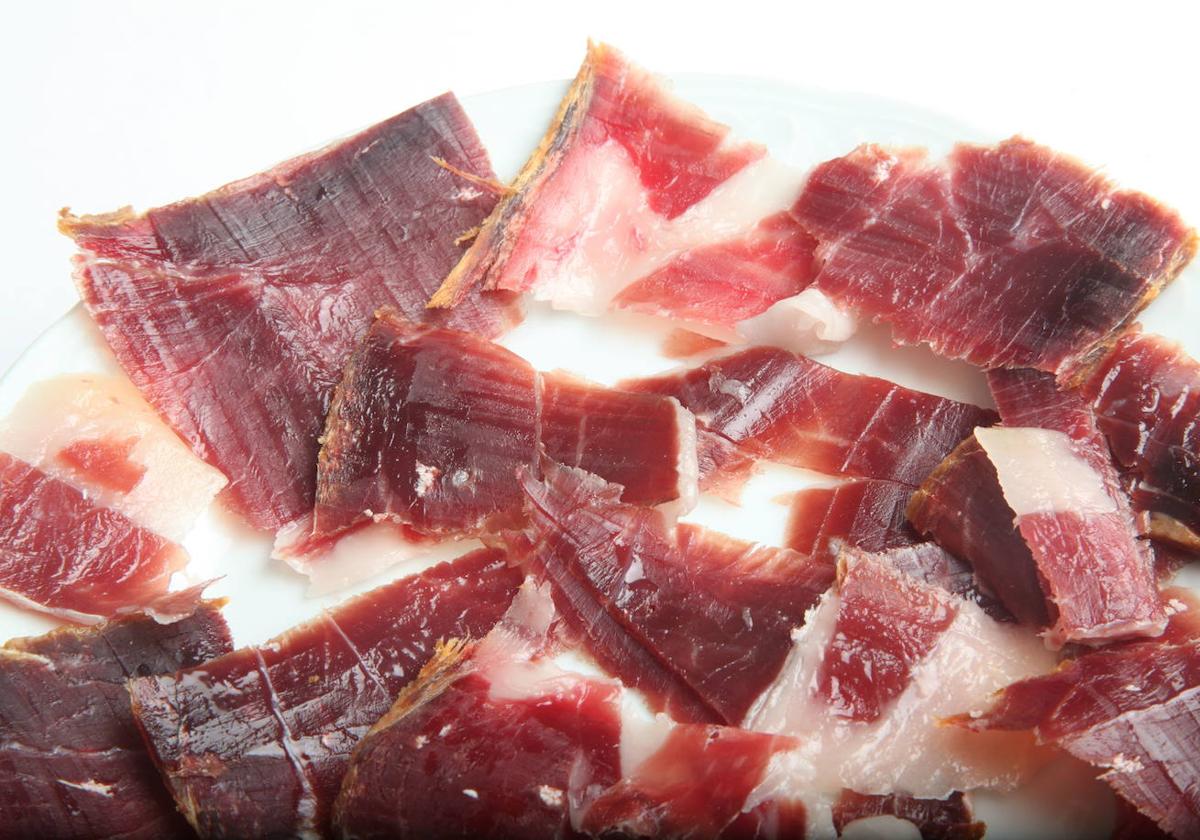 El jamón serrano nunca falta en la mesa por Navidad.