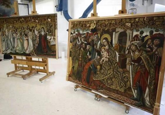 Dos de las partes del retablo, en los talleres de restauración.