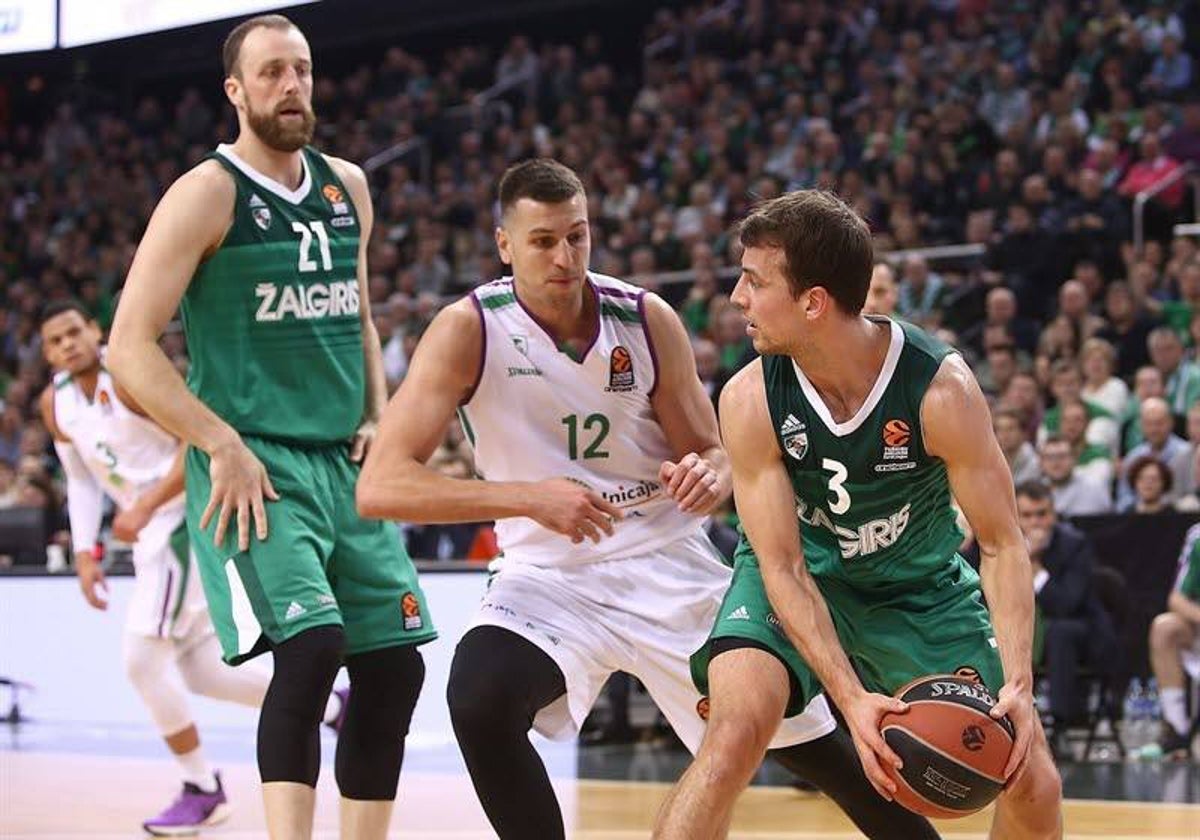 Kevin Pangos, con el balón, durante su etapa en el Zalgiris.