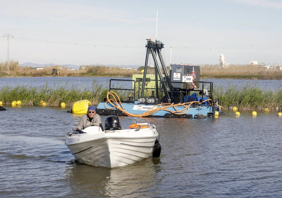 Una embarcación en la Albufera.