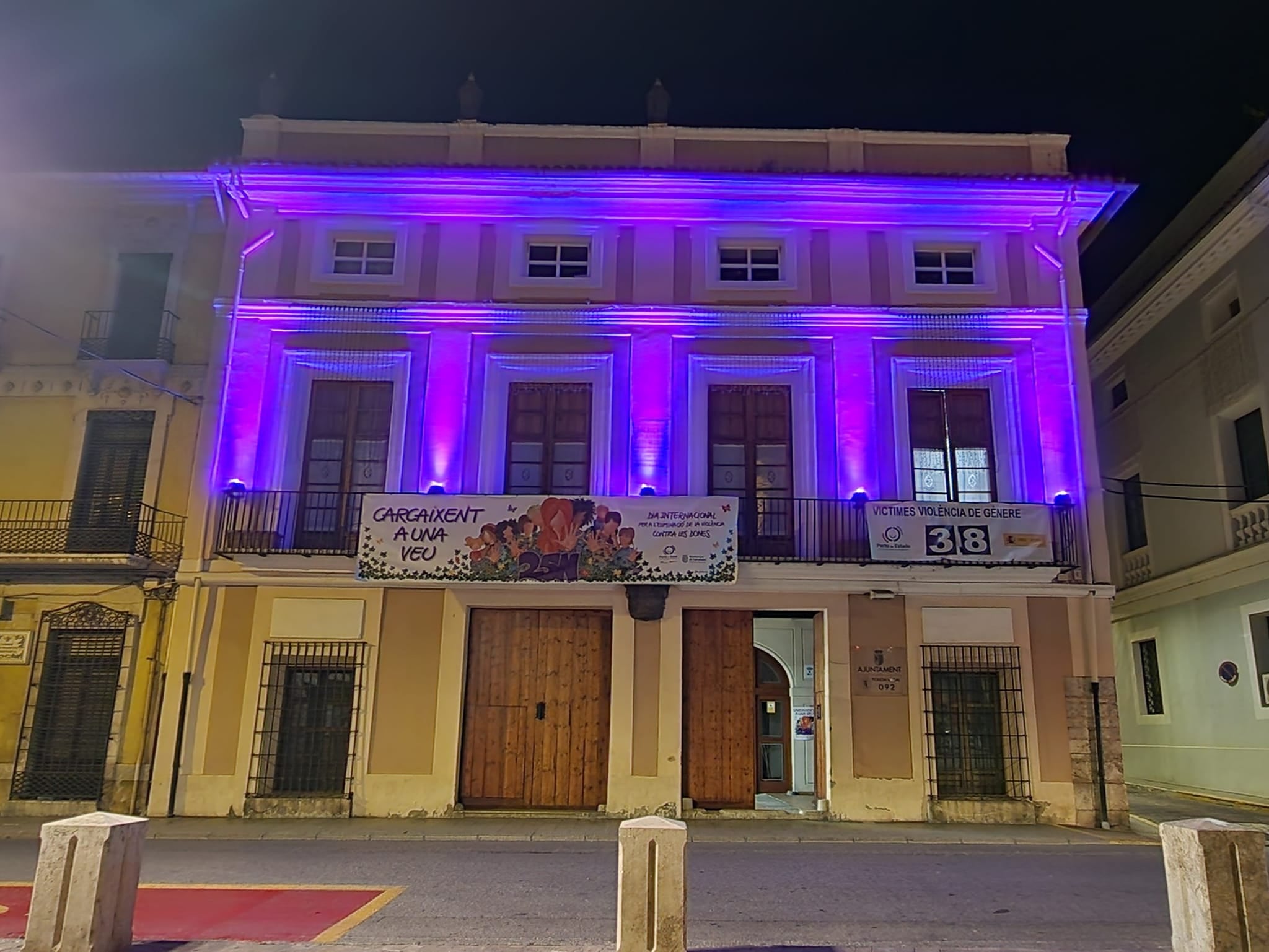 Ayuntamiento y retén de la Policía Local de Carcaixent.