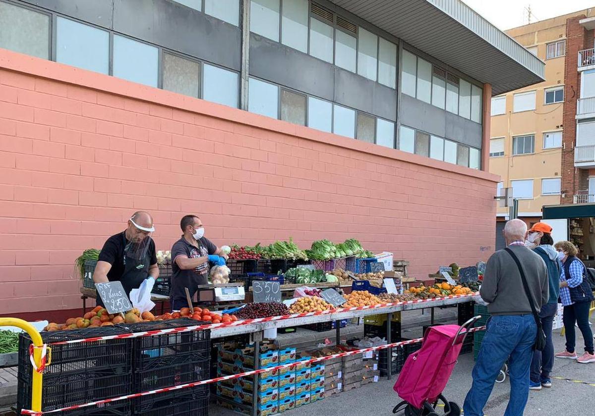 El mercado se celebra en los alrededores del polideportivo Fontana Mogort.