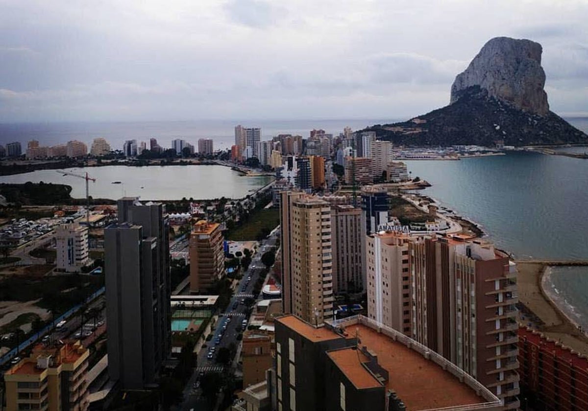 Vista de Calp, con las Salinas y el Peñón d'Ifach