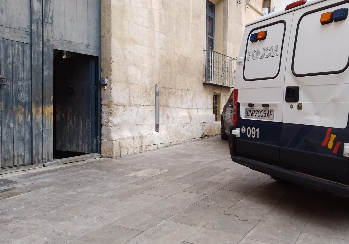 Vehículo de la Policía Nacional a las puertas del juzgado de Xàtiva.