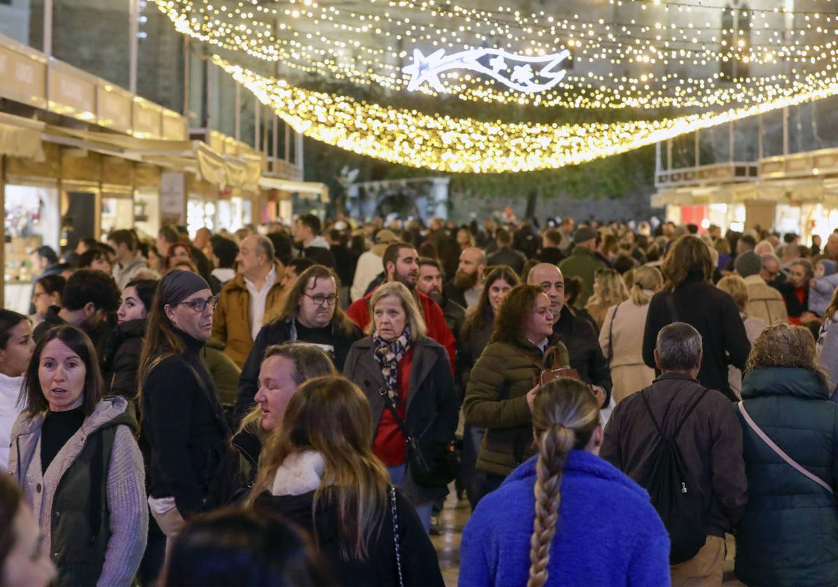 Una multitud recorre la plaza del Ayuntamiento este sábado.