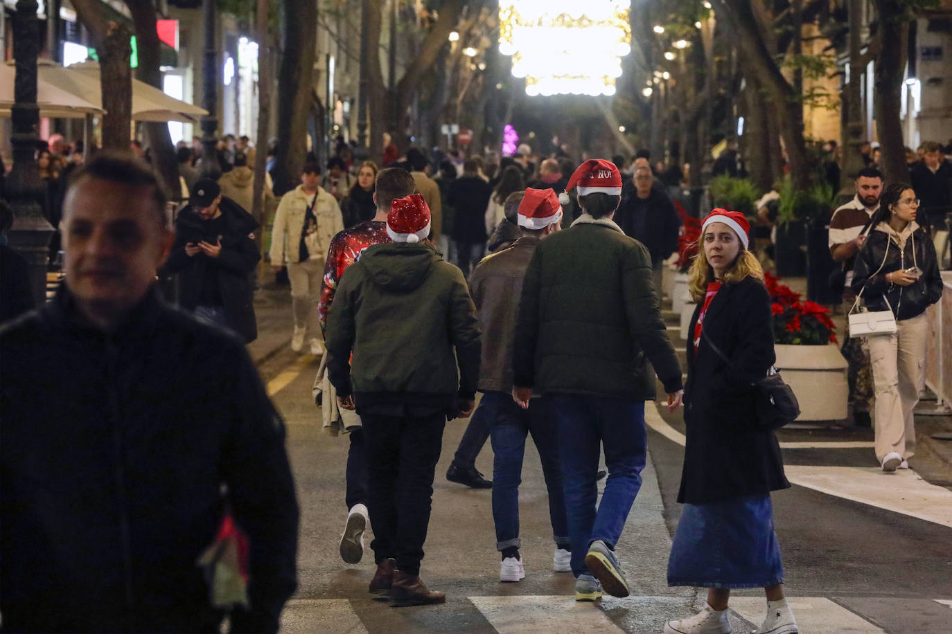 Aglomeración de personas en el centro de Valencia