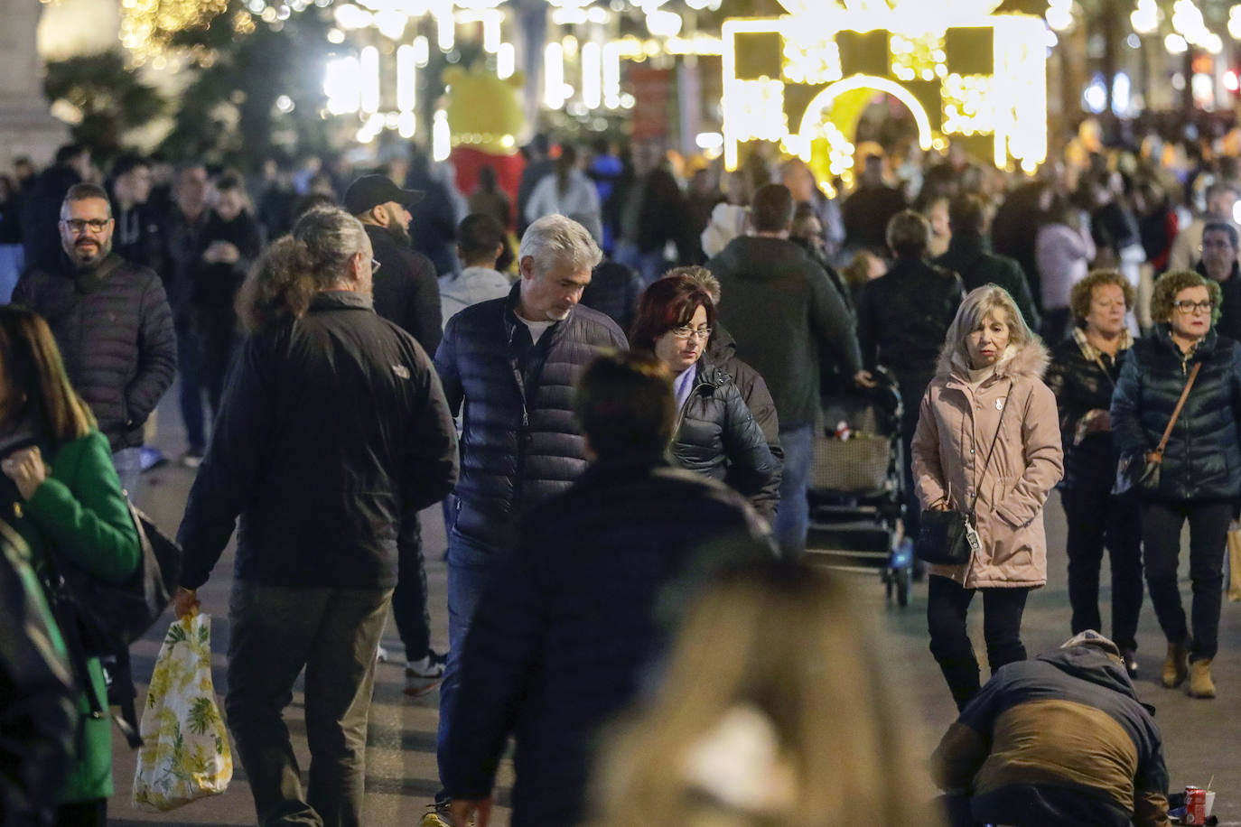 Aglomeración de personas en el centro de Valencia