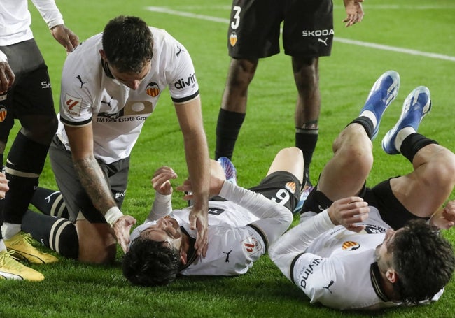 Hugo Guillamón y Fran Pérez, en el suelo tras el estratosférico gol del primero.