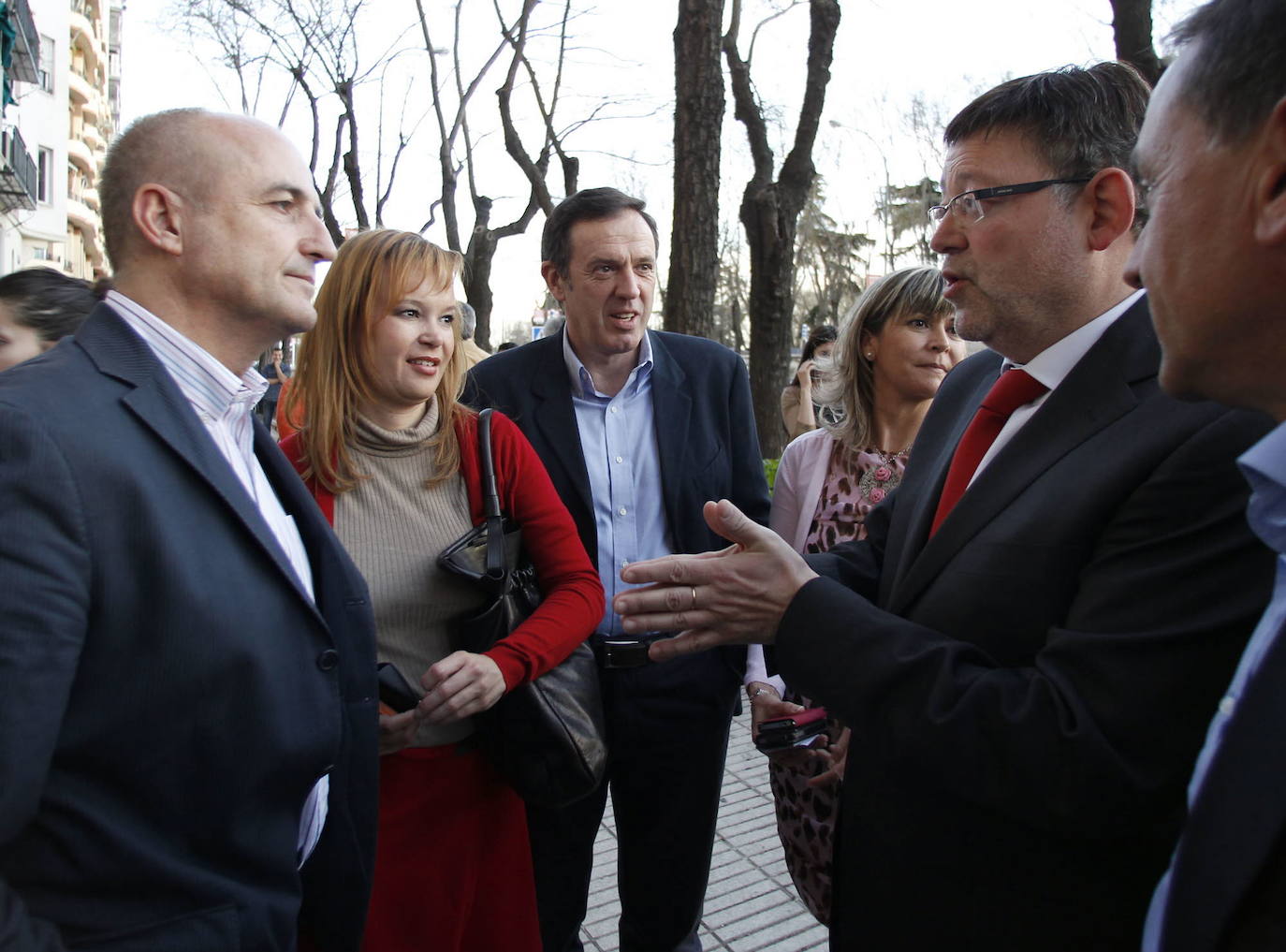 Entonces candidato a la secretaría general, conversa con los ministros Miguel Sebastián y Leire Pajín. Saldría elegido pocos meses después, en el congreso de 2012.