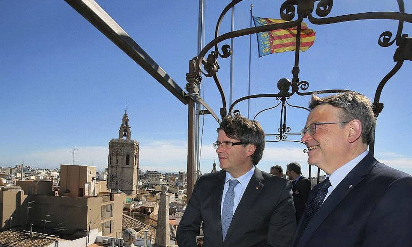 Los presidentes de la Comunitat y de Cataluña, Ximo Puig y Carles Puigdemont, en la azotea del Palau de la Generalitat tras un encuentro celebrado en septiembre de 2016.