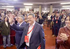 Ximo Puig saluda a los asistentes al Comité Nacional del PSPV
