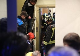 Los bomberos trabajan en una emergencia en un ascensor en una imagen de archivo.