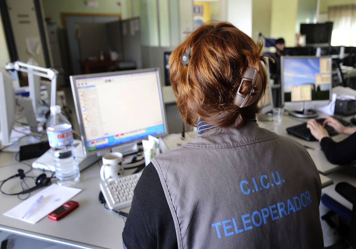 Una teleoperadora del CICU asiste emergencias en la sede del organismo sanitario en Alicante.