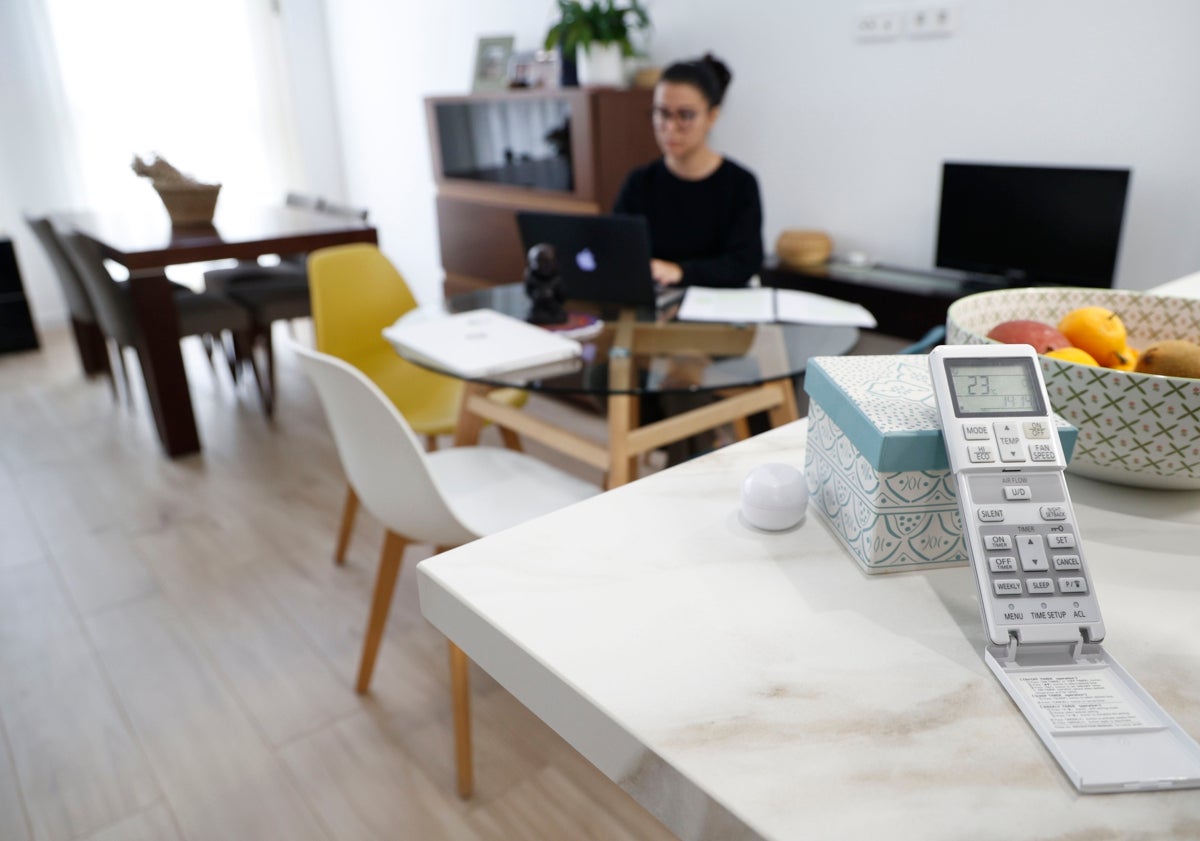 Imagen principal - Tres detalles de la vivienda: el interior y su terraza.