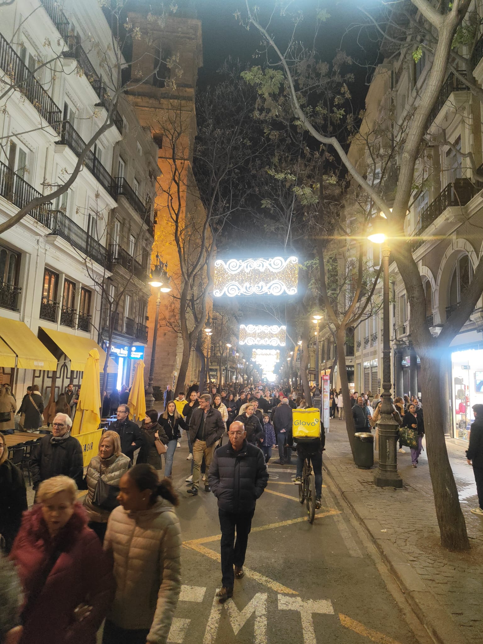 Aglomeración de personas en el centro de Valencia