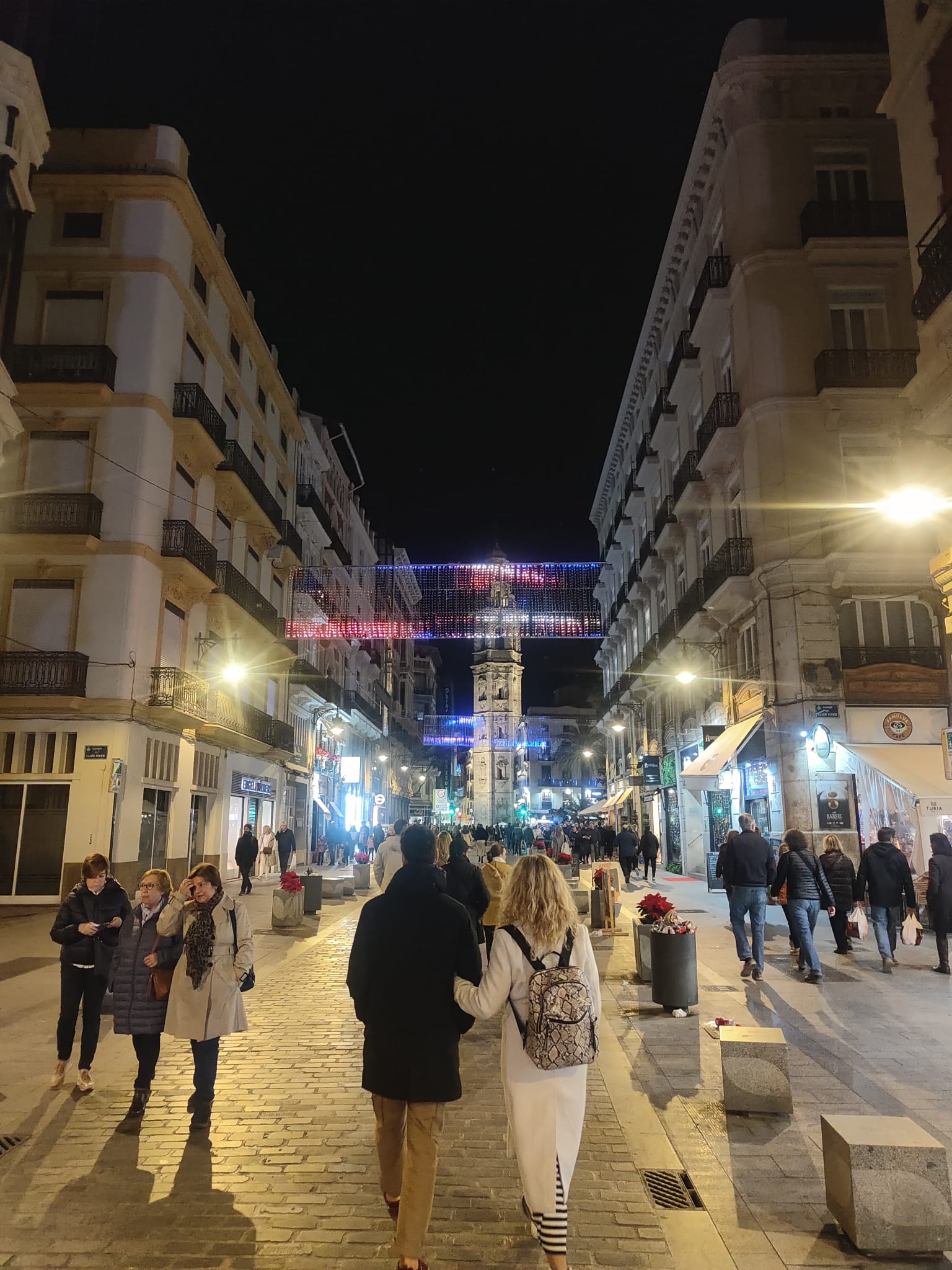 Aglomeración de personas en el centro de Valencia