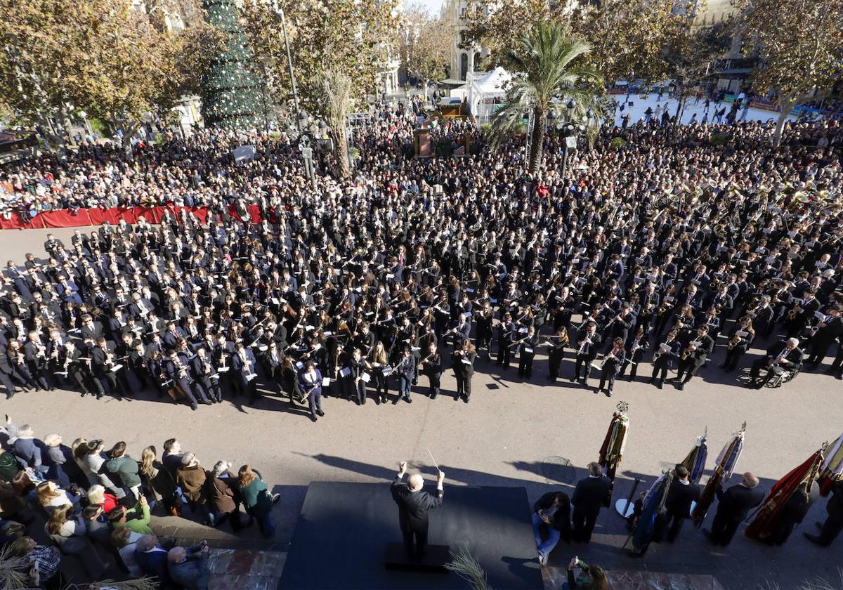 Fotos del homenaje al Maestro Serrano de una veintena de bandas valencianas