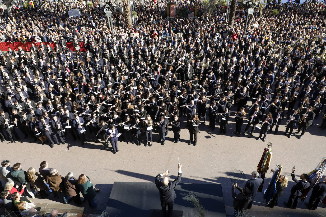 Fotos del homenaje al Maestro Serrano de una veintena de bandas valencianas