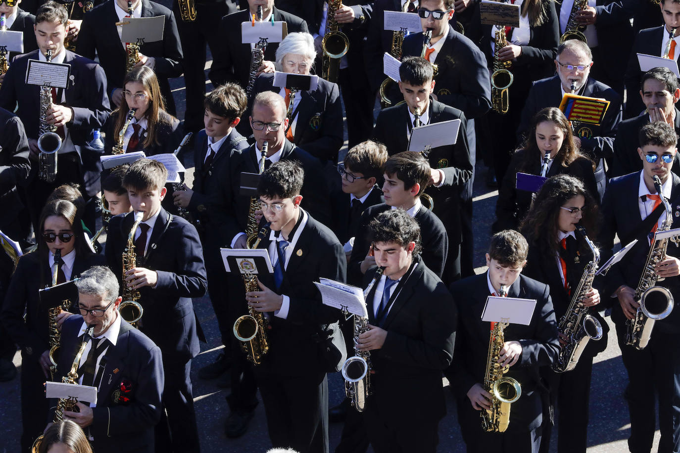 Fotos del homenaje al Maestro Serrano de una veintena de bandas valencianas