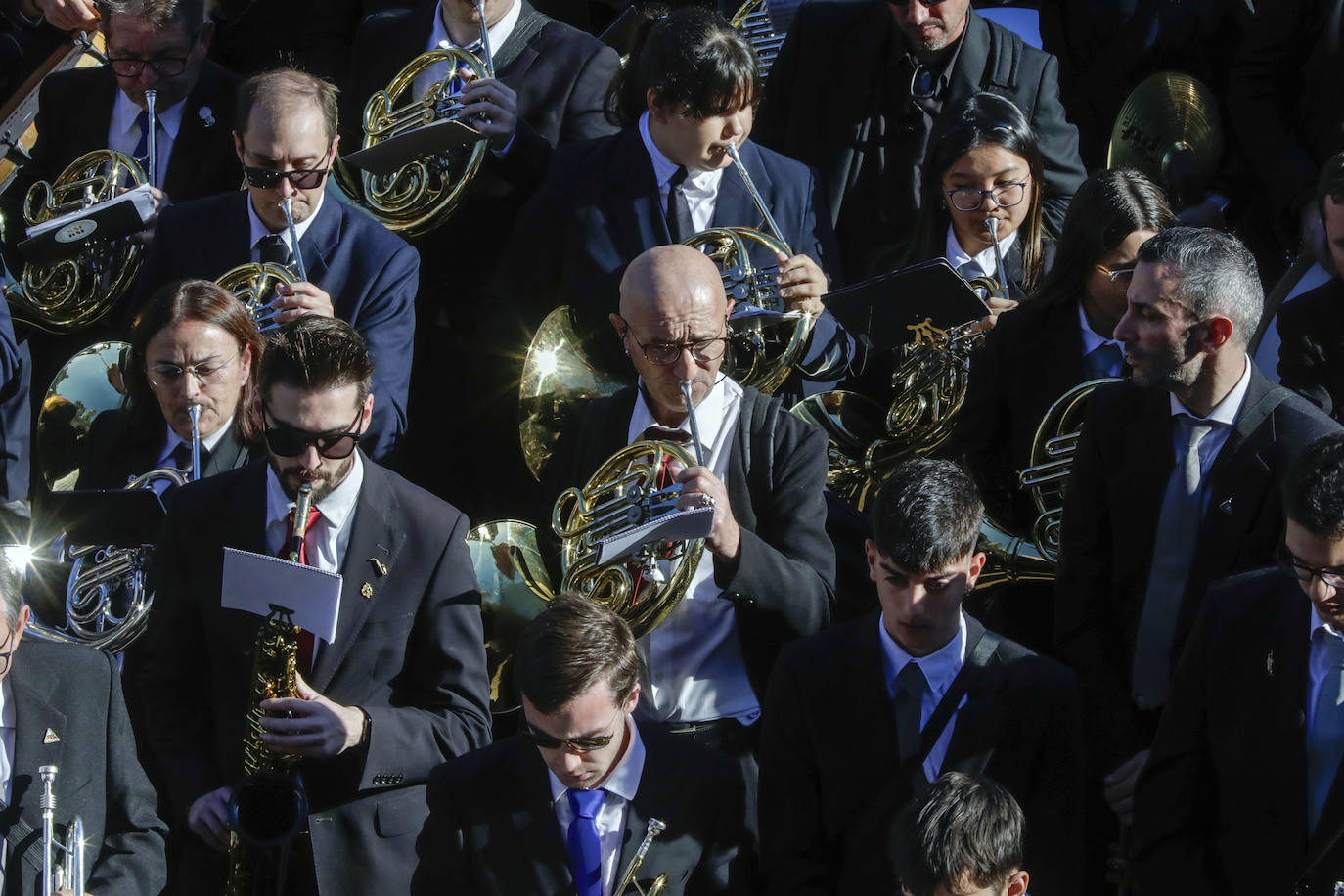 Fotos del homenaje al Maestro Serrano de una veintena de bandas valencianas