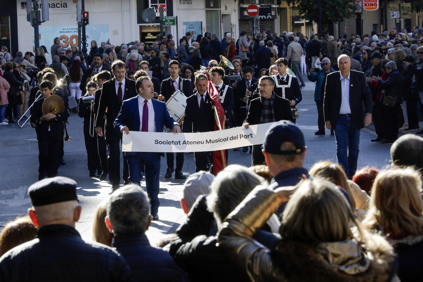 Fotos del homenaje al Maestro Serrano de una veintena de bandas valencianas