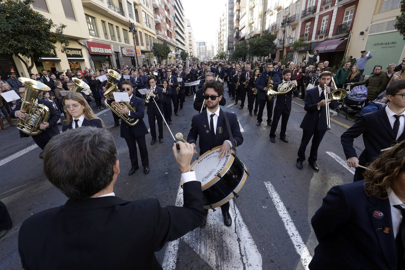 Fotos del homenaje al Maestro Serrano de una veintena de bandas valencianas