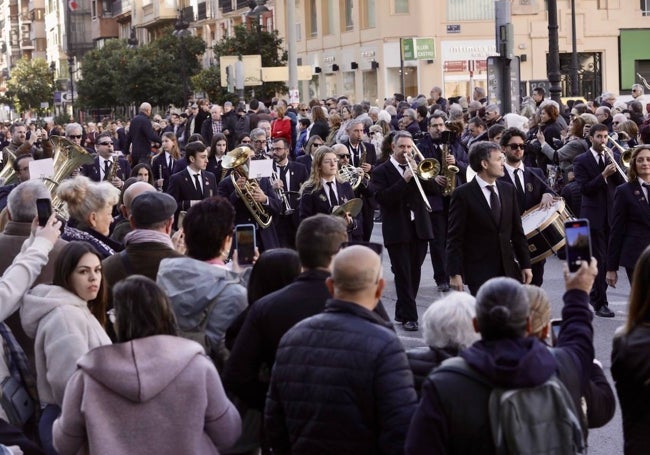 El público valenciano ha respondido con aplausos al pasacalle de las bandas de música.