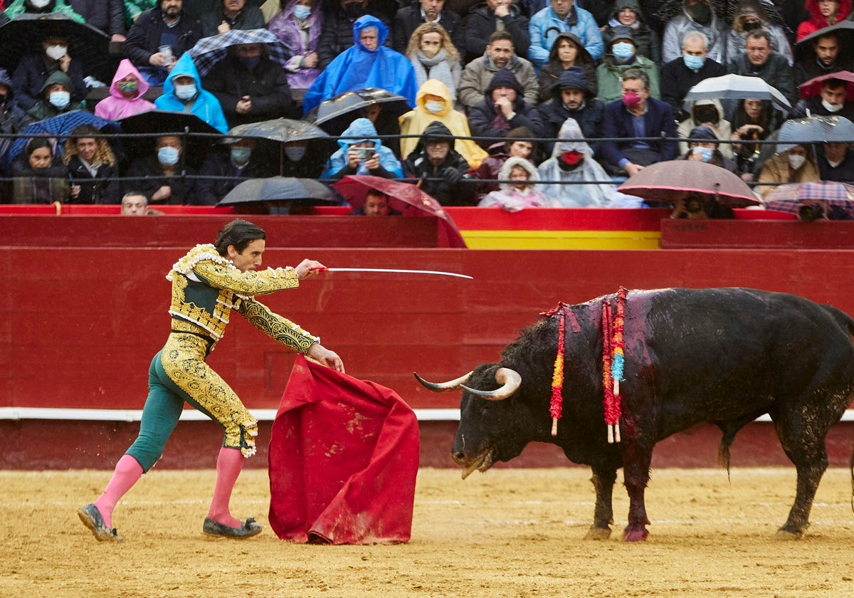 Juan Ortega, el torero que dejó un recuerdo gris en Valencia pero que volverá por Fallas