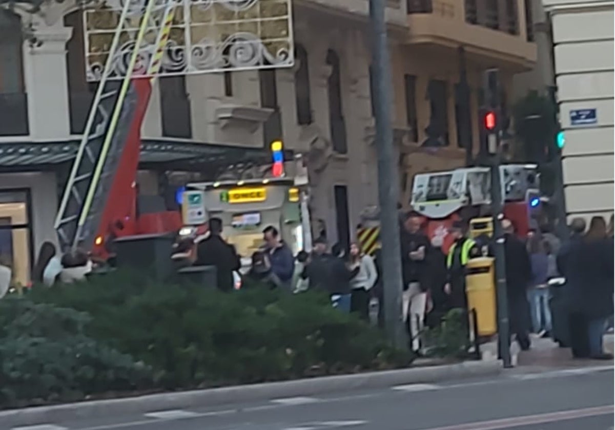 Despliegue de bomberos junto a la calle en la que se ha producido el incendio.