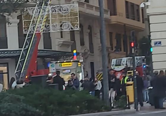 Despliegue de bomberos junto a la calle en la que se ha producido el incendio.