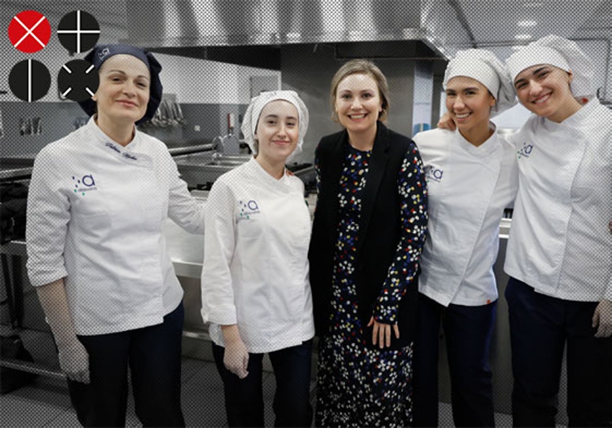 Sarah Olivares, Josefina Toledo y Paula Mora acompañadas por la directora de Altaviana Marisa López y la profesora Patricia Martínez.