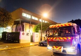 Un camión de los bomberos junto al instituto donde se ha registrado la explosión.