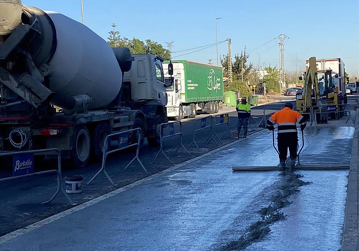 Trabajos en uno de los polígonos de Benifaió.