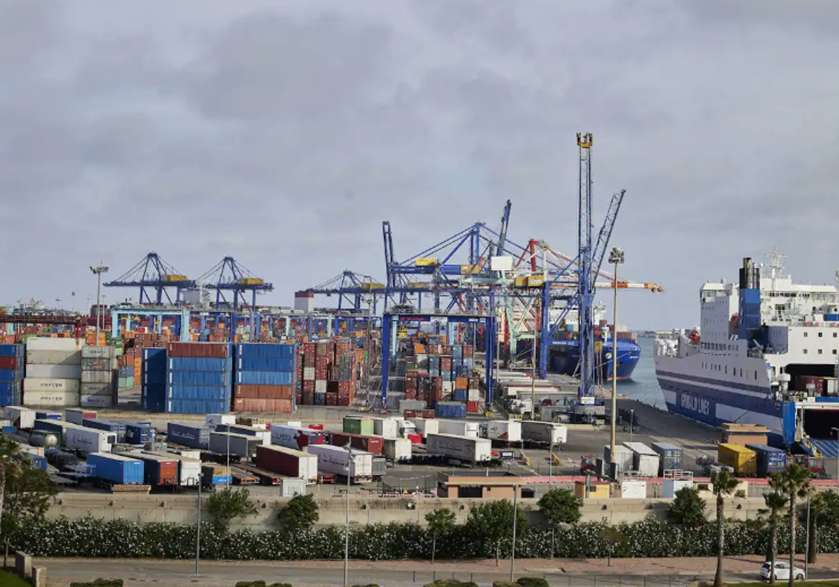 Contenedores de exportación e importación en el puerto de Valencia.