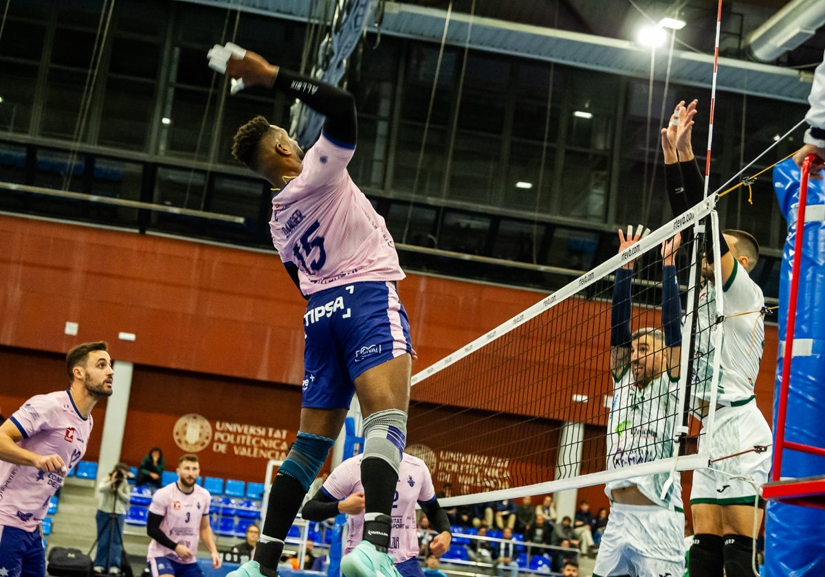 Armando Danger durante el encuentro ante e Unicaja Costa de Almería.