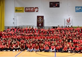 Foto de familia de todos los equipos del Club Xàtiva Voleibol.