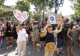 Manifestación de funcionarios interinos ante el Ayuntamiento de Valencia.