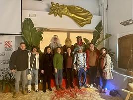 Autoridades junto a los participantes en el Belén.