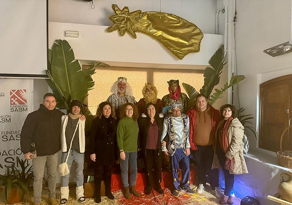 Autoridades junto a los participantes en el Belén.